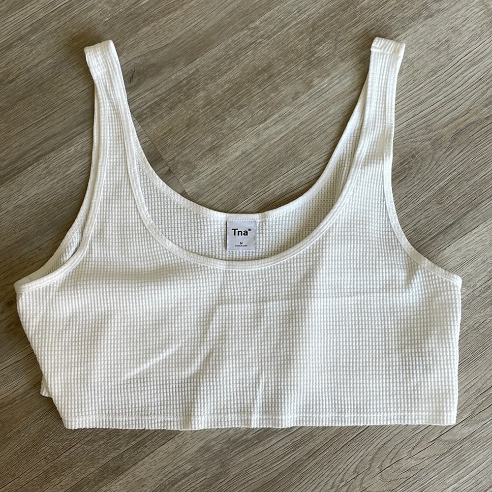 Aritiza TNA 	
MANRESA THERMAL TANK. Size Medium. Color white Perfect condition!